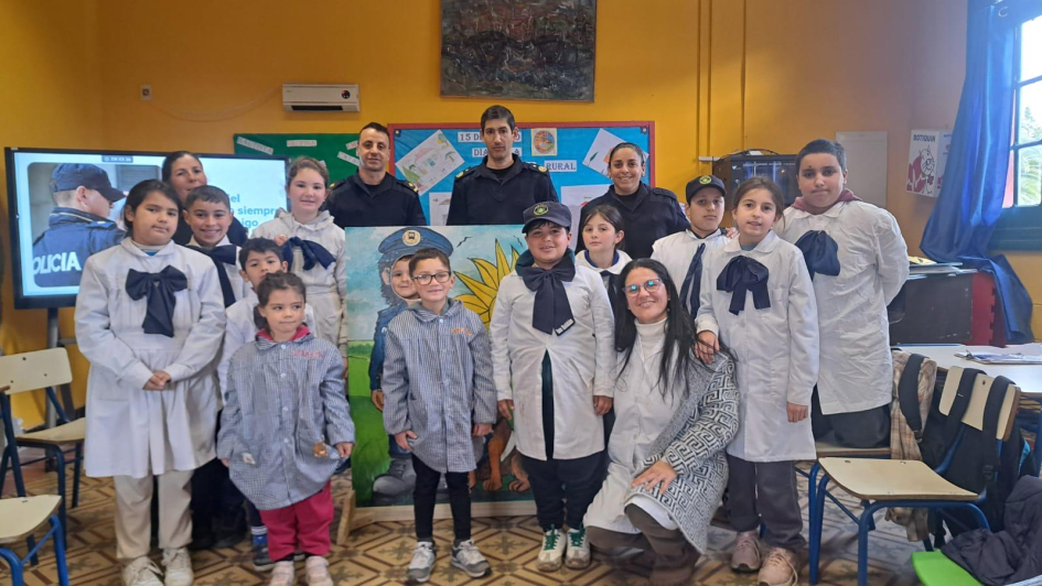 Escuela Rural N°29 charla de policias a alumnos