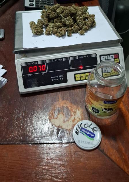 Pesaje de parte de la sustancia incautada. Pesaje de parte de la sustancia incautada.