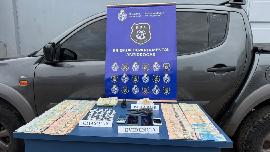 Arma, estupefacientes, teléfonos y dinero incautados