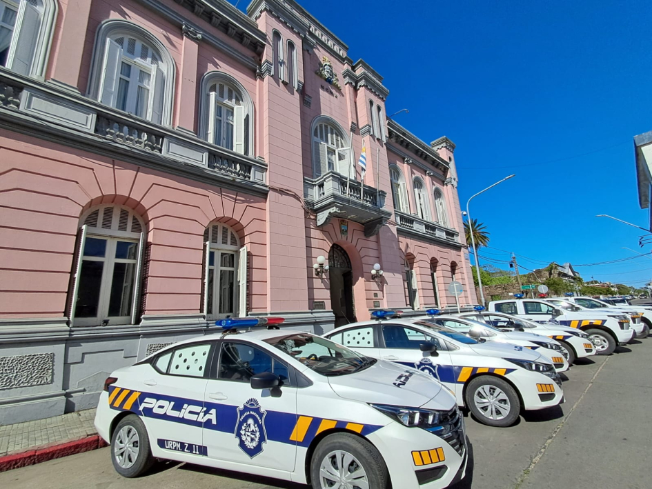Jefatura de Maldonado, y moviles policiales.