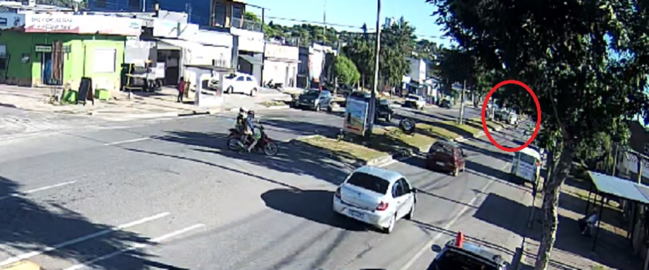 Imagen de video vigilancia del siniestro de tránsito entre camión y moto imagen de una avenida de Minas