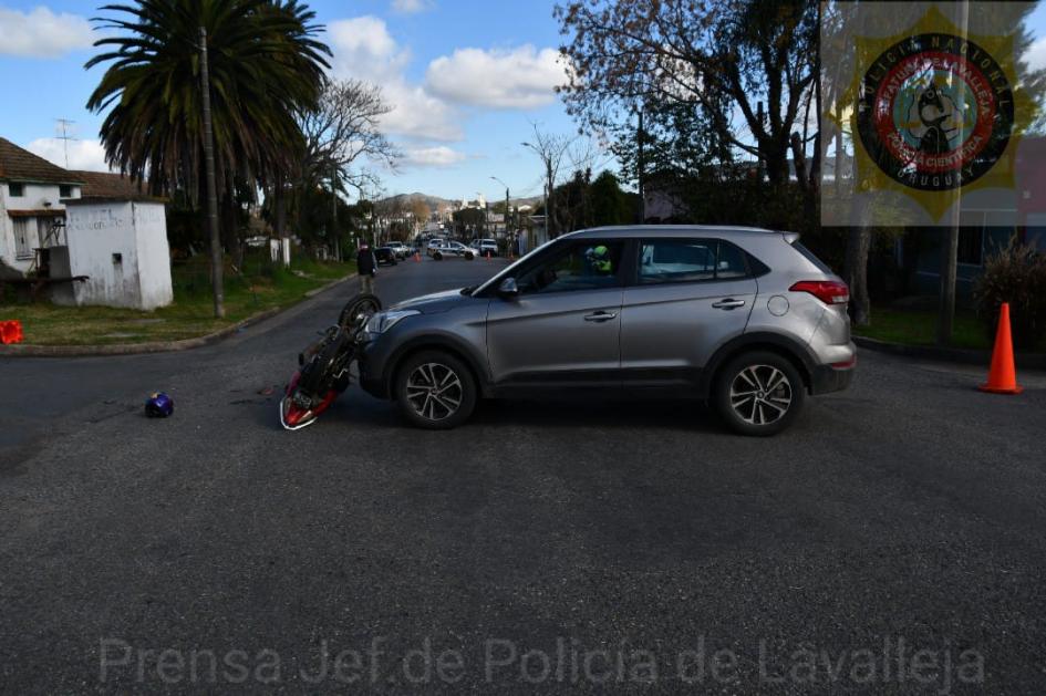 Vehículos protagonistas de siniestro ocurrido en Minas el lunes 10 de julio de 2023 Lateral de camioneta, moto y casco en vía pública