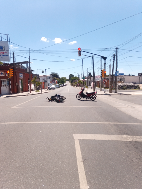 dos motos chocaron en San José. Conductora Grave dos motos chocaron en San José. Conductora Grave