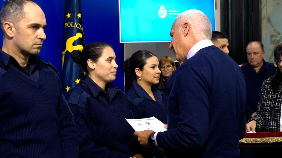 Ministro entregando reconocimiento Ministro entregando reconocimiento