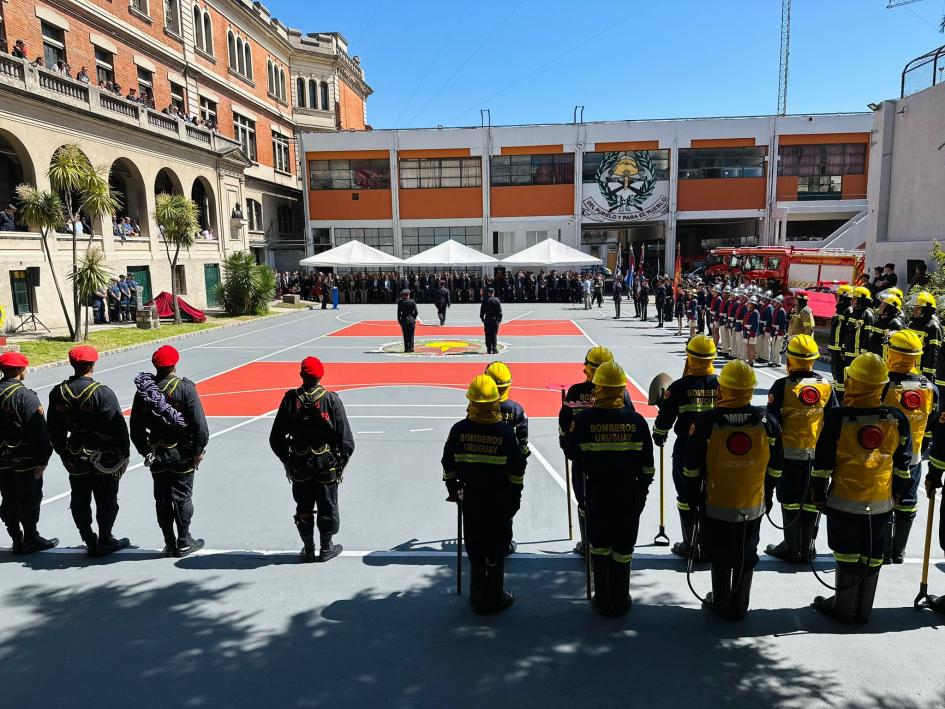 Autoridades y personal en aniversario de Bomberos. Autoridades y personal en aniversario de Bomberos.