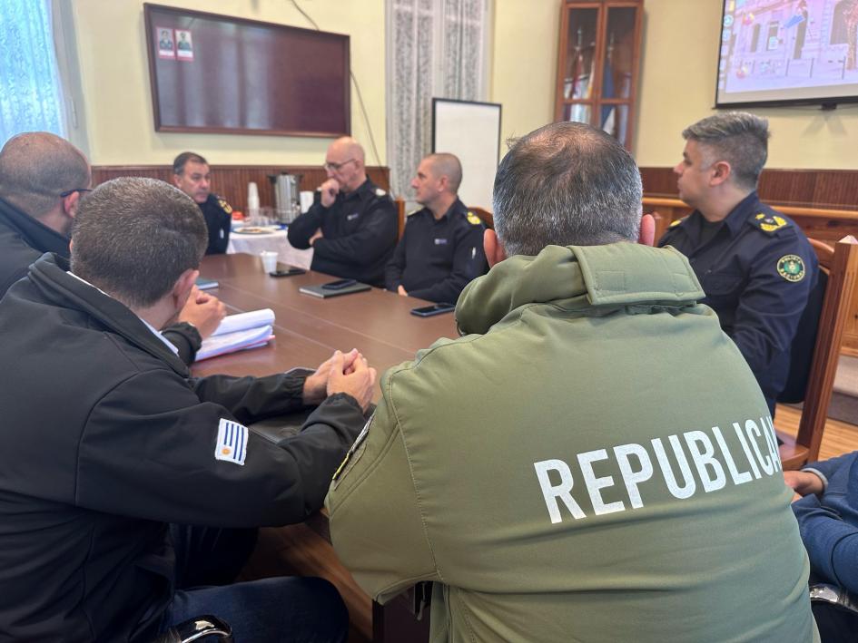 Asistentes a la reunión con el Subdirector de la Policía