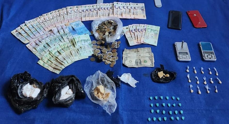Cocaína, pasta base, éxtasis y otros objetos incautados. Cocaína, pasta base, éxtasis y otros objetos incautados.