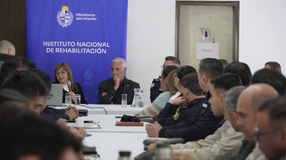 Ministro y Directora del INR encabezando la reunión Ministro y Directora del INR encabezando la reunión