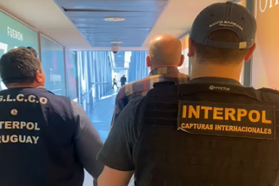 Personal de Interpol entregando al implicado en extradición Personal de Interpol entregando al implicado en extradición