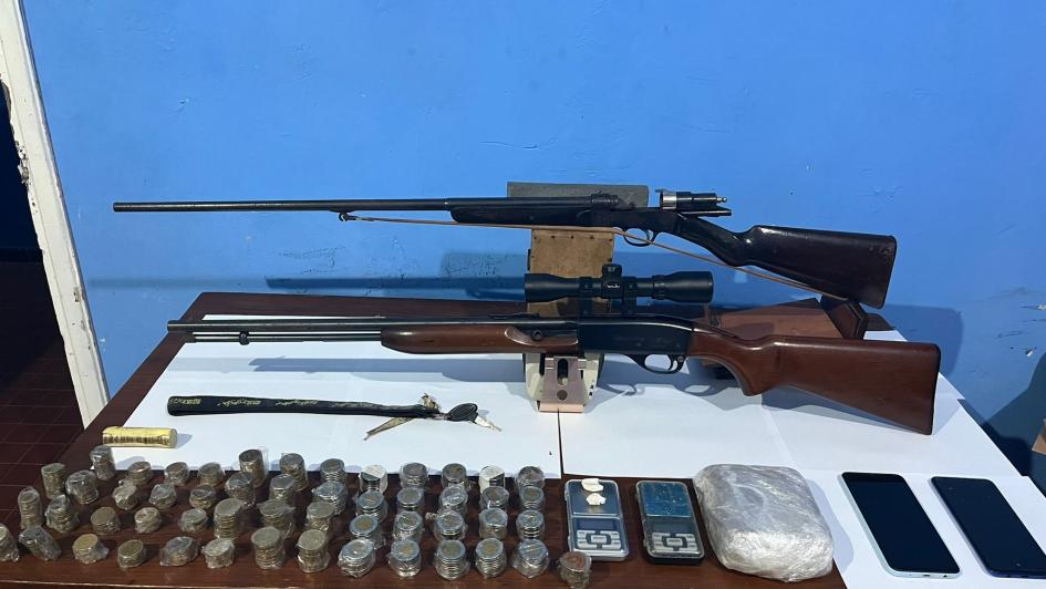 Armas largas, pasta base y dinero incautados. Armas largas, pasta base y dinero incautados.