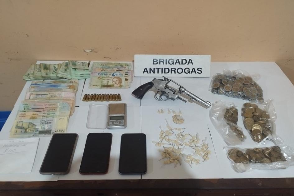Droga, un arma y dinero incautados junto a otros objetos Droga, un arma y dinero incautados junto a otros objetos