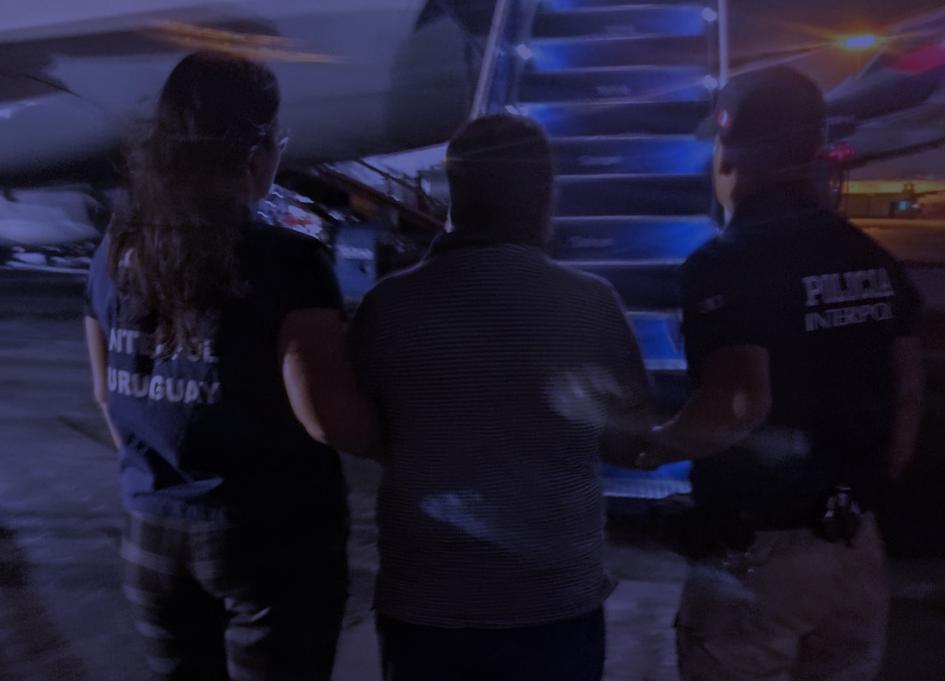 Detenido siendo extraditado. Detenido siendo extraditado.