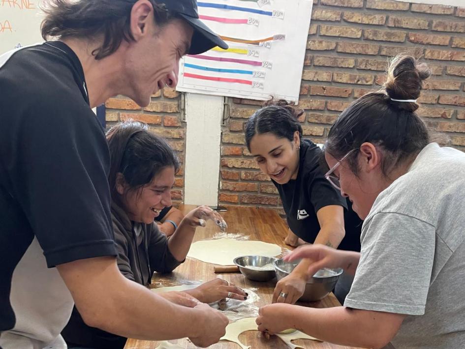 Parte de las familias haciendo empanadas. Parte de las familias haciendo empanadas.