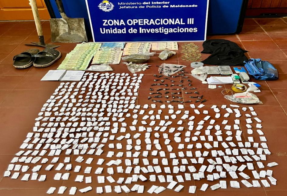 Efectivos policiales incautaron cocaína, marihuana, armas y municiones en San Carlos Imagen: variedad de droga incautada
