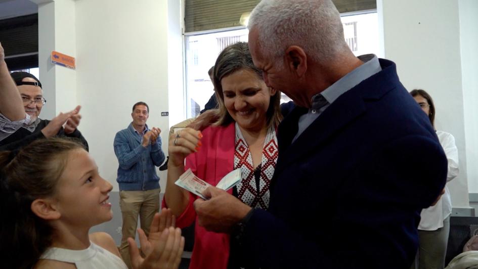 Ministro del Interior haciendo entrega del pasaporte. Ministro del Interior haciendo entrega del pasaporte.