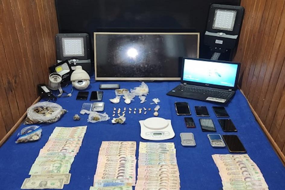 Droga, dinero y dispositivos incautados Droga, dinero y dispositivos incautados