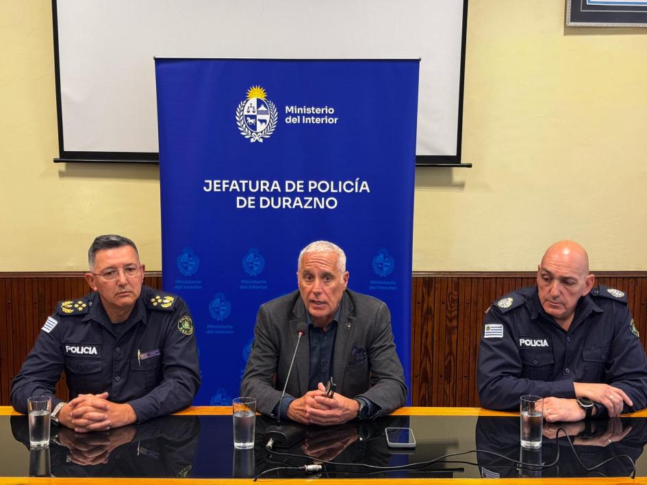 Conferencia del Ministro junto al Director de la Policía Nacional y el Jefe de Policía de Durazno Conferencia del Ministro junto al Director de la Policía Nacional y el Jefe de Policía de Durazno