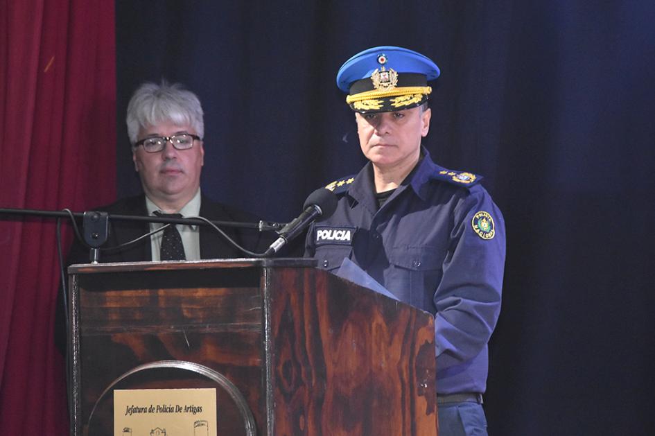 Sr. Encargado de Jefatura de Policía de Artigas haciendo uso de la palabra. Sr. Encargado de Jefatura de Policía de Artigas haciendo uso de la palabra.