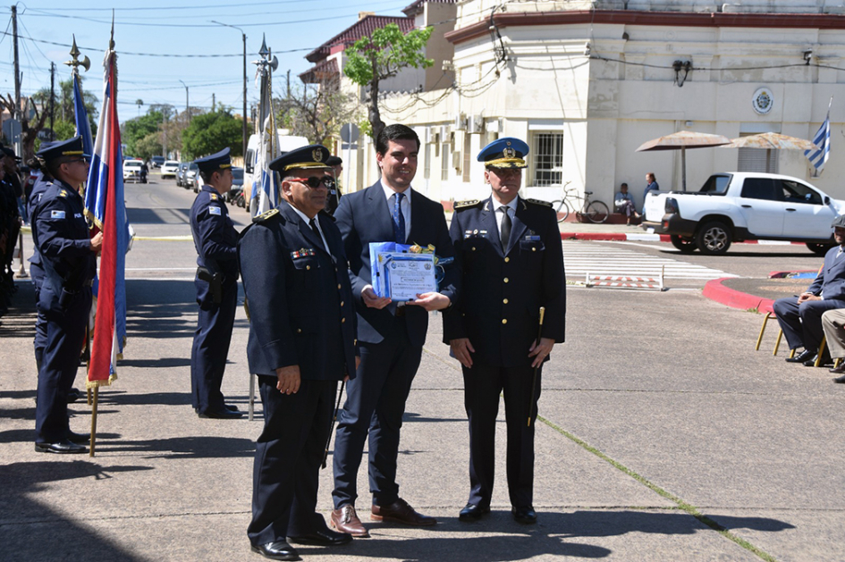 Sr. Jefe de Policía y Sub Jefe entregando reconocimiento a Intendente.