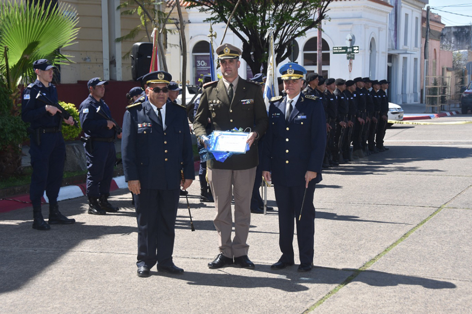 Sr. Jefe de Policía y Sub Jefe entregando reconocimiento a Jefe de Regimiento