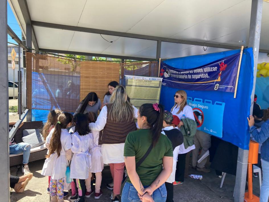 Stand Escuela Agraria – Temática Transito en Ruta frente a la Institución. Stand Escuela Agraria – Temática Transito en Ruta frente a la Institución.