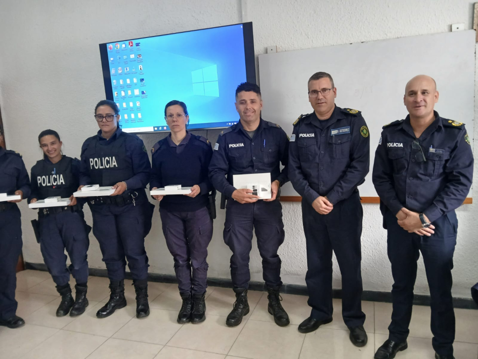 Sub jefe e instructor con parte de los asistentes de frente Sub jefe e instructor con parte de los asistentes de frente