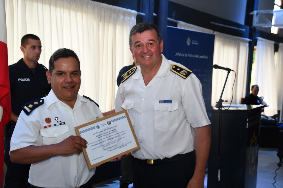 Sub Jefe Crio. Mayor Raúl Eduardo Silvera entrega premio a Crio. Roberto Rodríguez de Seccional 1ra Sub Jefe Crio. Mayor Raúl Eduardo Silvera entrega premio a Crio. Roberto Rodríguez de Seccional 1ra