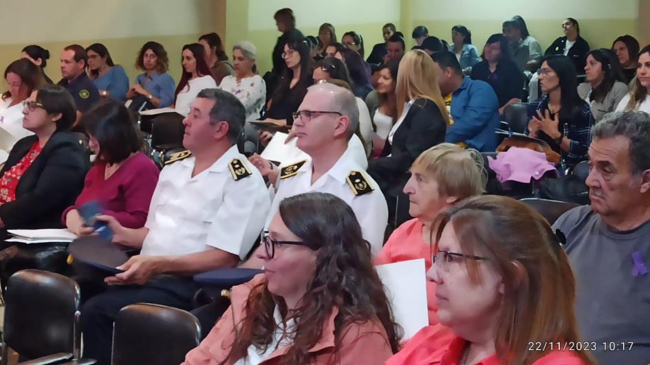 Sub Jefe de Policia de Lavalleja Crio. Mayor Rául Silvera y Dir. Especializado en VD y G Sub Jefe de Policia de Lavalleja Crio. Mayor Rául Silvera y Dir. Especializado en VD y G