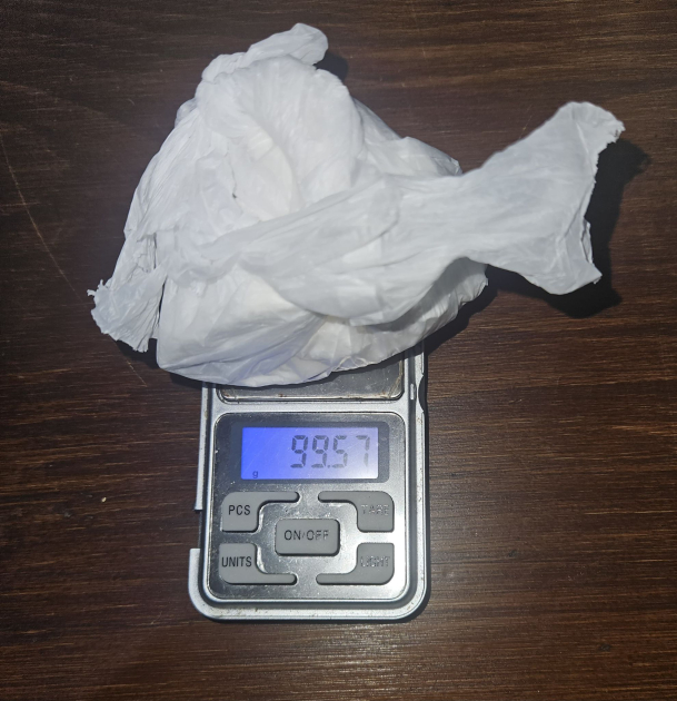 Polvo blanco incautado en balanza de precisión Polvo blanco incautado en balanza de precisión