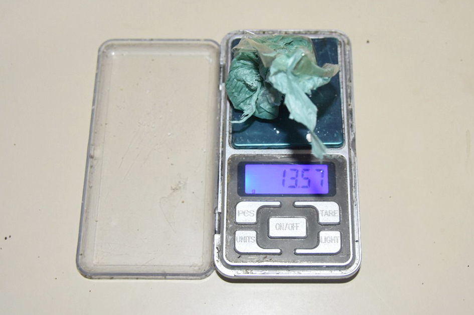 Sustancia blanca envuelta en nylon encima de una balanza Sustancia blanca envuelta en nylon encima de una balanza