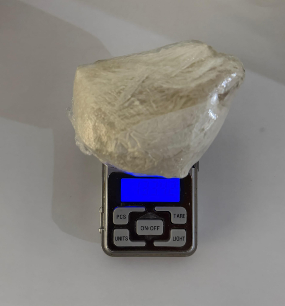 Sustancia estupefaciente encima de una balanza de precisión. Sustancia estupefaciente encima de una balanza de precisión.