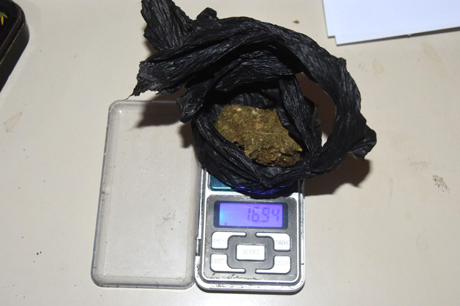 Sustancia vegetal envuelta en nylon sobre una balanza Sustancia vegetal envuelta en nylon sobre una balanza