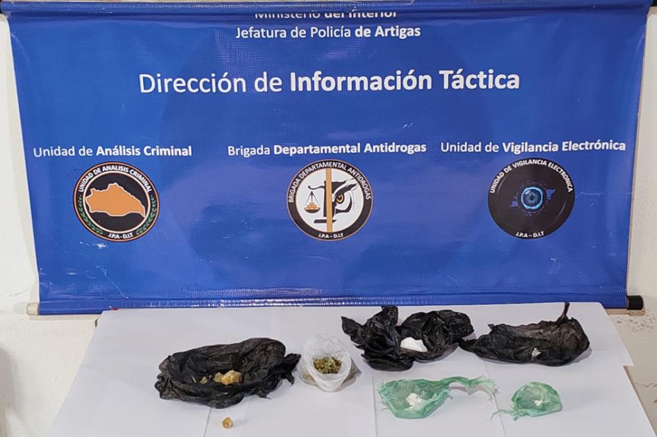 Sustancias estupefacientes incautadas por la policía. Sustancias estupefacientes incautadas por la policía.