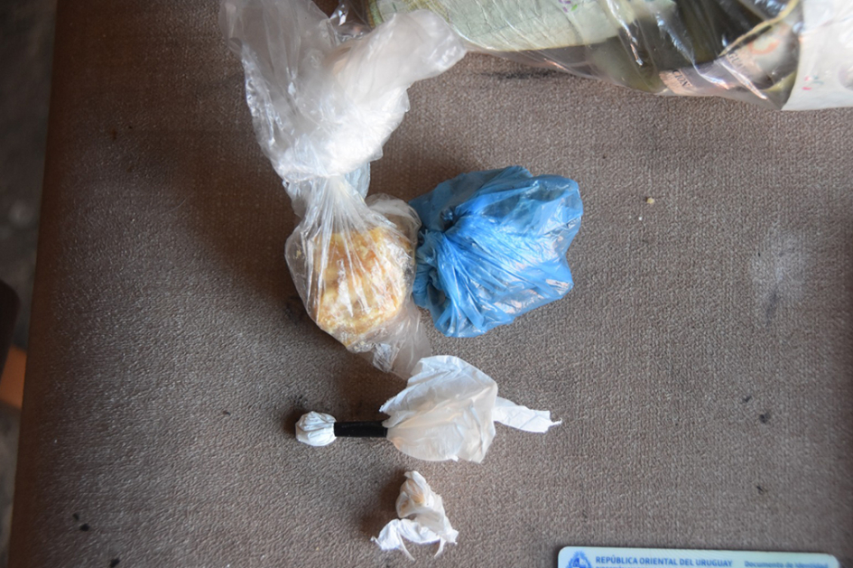 Sustancias estupefacientes envueltas en nylon