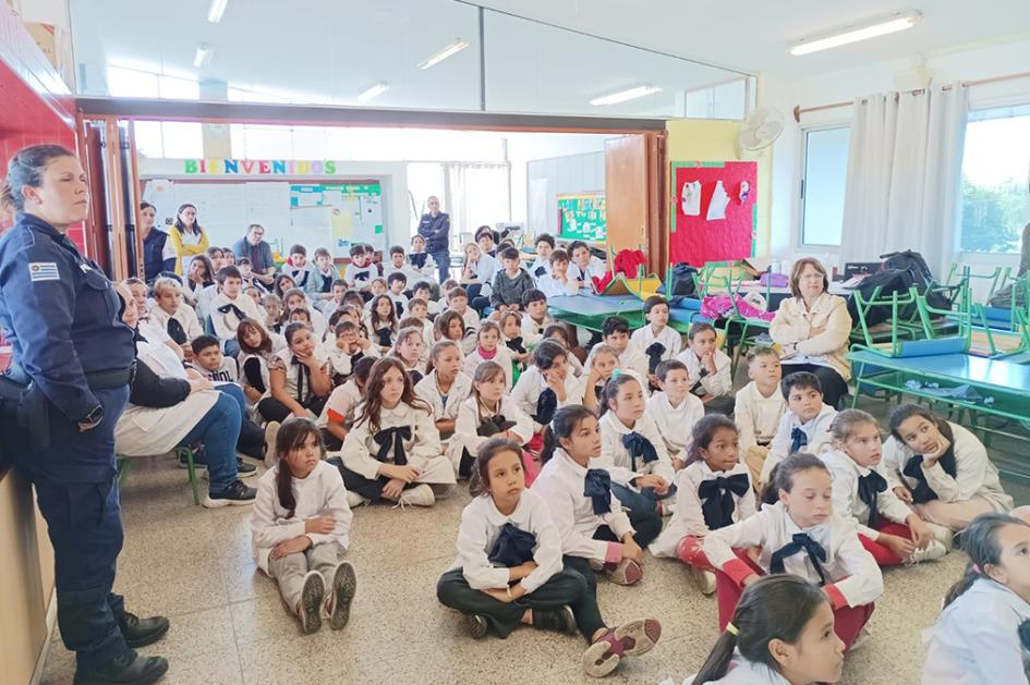 Taller con alumnos de Escuela N°92 de Bella Union Taller con alumnos de Escuela N°92 de Bella Union