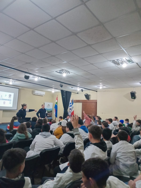 Taller de Policía comunitaria orientada a problemas para escolares de Solís de Mataojo Taller de Policía comunitaria orientada a problemas para escolares de Solís de Mataojo
