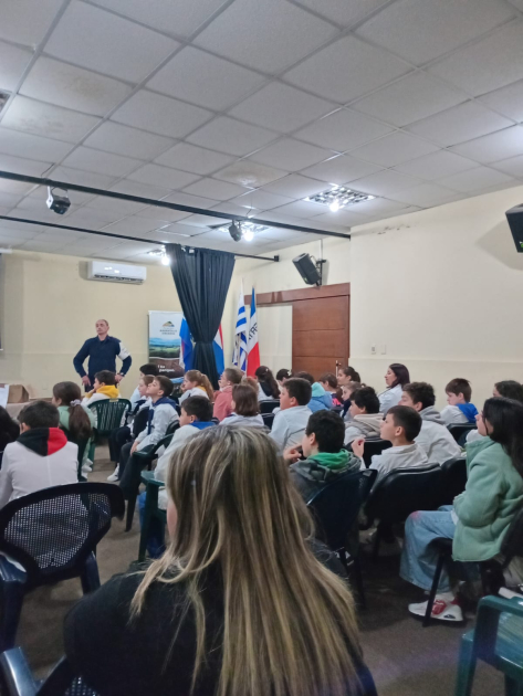 Taller de Policía comunitaria orientada a problemas para escolares de Solís de Mataojo Taller de Policía comunitaria orientada a problemas para escolares de Solís de Mataojo