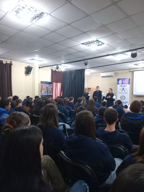 Taller de Policía comunitaria orientada a problemas para escolares de Solís de Mataojo Taller de Policía comunitaria orientada a problemas para escolares de Solís de Mataojo