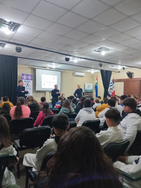 Taller de Policía comunitaria orientada a problemas para escolares de Solís de Mataojo Taller de Policía comunitaria orientada a problemas para escolares de Solís de Mataojo