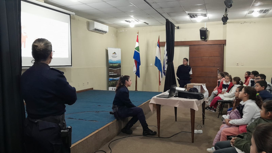 Taller de Policía comunitaria orientada a problemas para escolares de Solís de Mataojo Taller de Policía comunitaria orientada a problemas para escolares de Solís de Mataojo