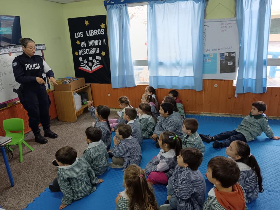 Taller del programa Un policía, un amigo para alumnos de jardín de infantes Taller del programa Un policía, un amigo para alumnos de jardín de infantes