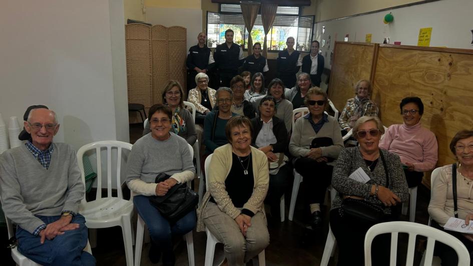 Taller en Asociacion de jubilados y pensionistas de Lavalleja asistentes con talleristas de fondo Taller en Asociacion de jubilados y pensionistas de Lavalleja asistentes con talleristas de fondo