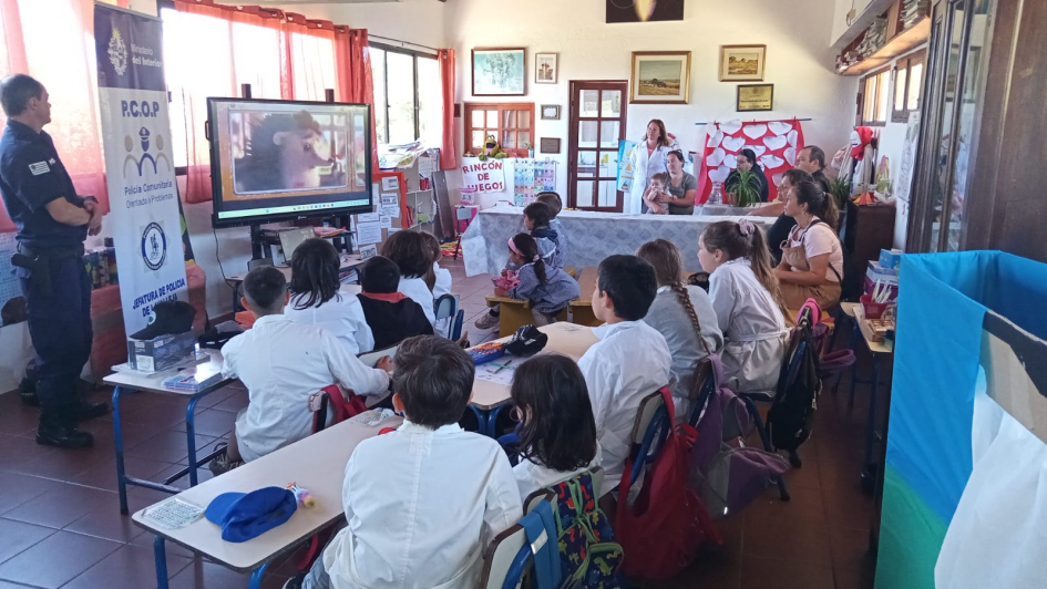 Taller en escuela de Villa Serrana