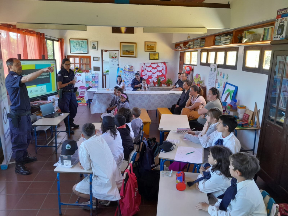 Taller en escuela de Villa Serrana