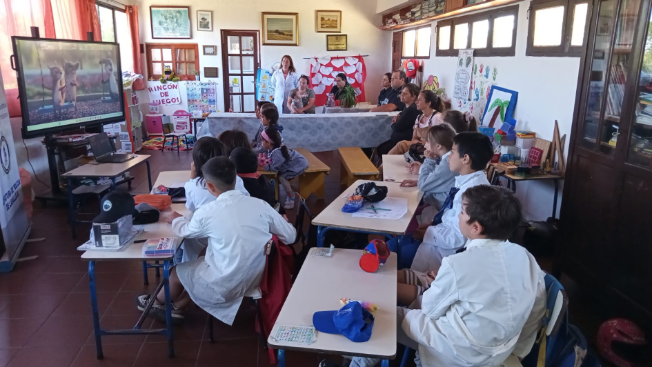 Taller en escuela de Villa Serrana