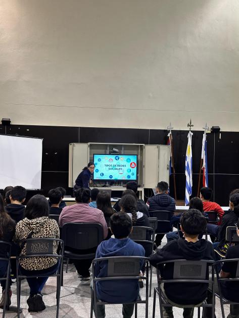 Policía comunitaria y alumnos de UTU Minas Policía comunitaria y alumnos de UTU Minas