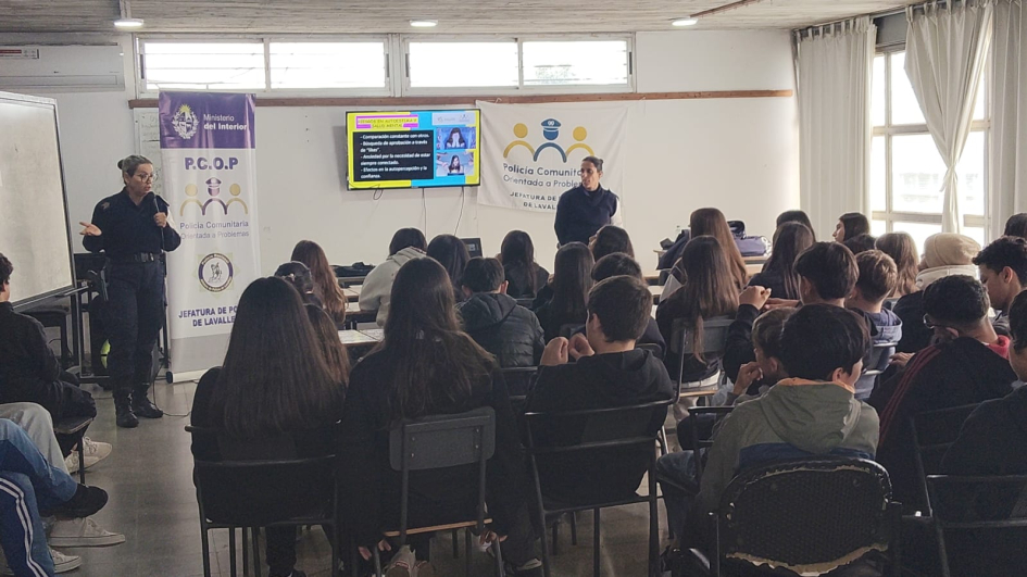 Talleres de convidencia en liceo de Minas Policias comunitarios dando talleres de convidencia frente a alumnos de un liceo