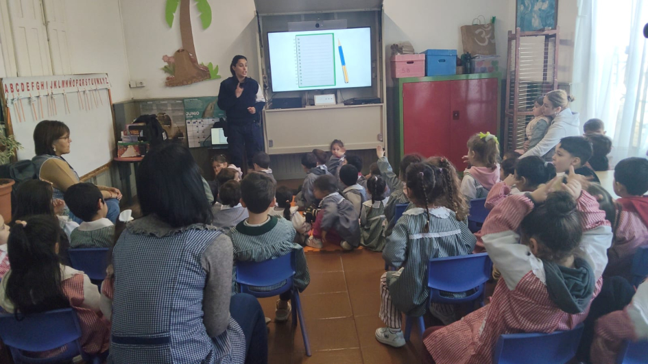 Taller de PCOP Proyecto Un Policía, Un amigo Tallerista de PCOP en exponiendo en jardin de infantes