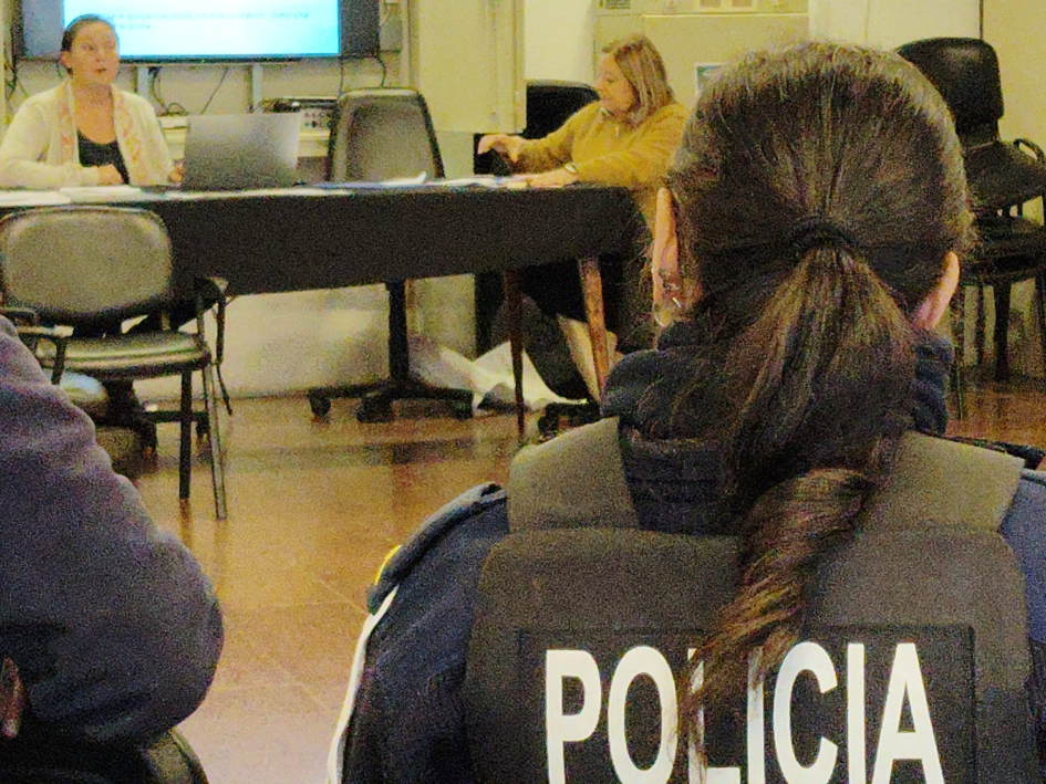 Talleristas en mesa en plano corto 