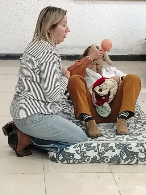 Talleristas mostrando posicion de parto 